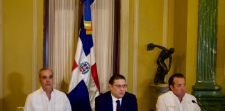 Gobierno se reúne con transportistas para evitar alza en precios del pasaje