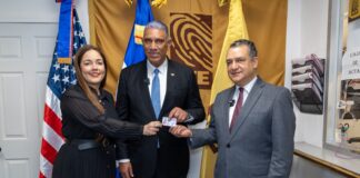 JCE entrega primera nueva cédula en el exterior a embajadora de RD ante EE. UU.