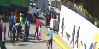 Niña cae en alcantarilla destapada al salir de escuela en SDE