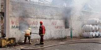 Incendio en empresa de accesorios de baños en Santo Domingo Este sigue activo tras casi 24 horas