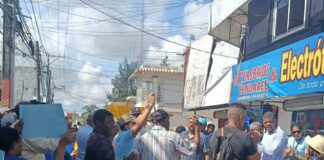 Crisis hídrica en Consuelo: Comunitarios protestan ante la falta de agua potable