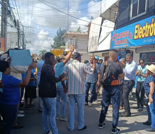 Crisis hídrica en Consuelo: Comunitarios protestan ante la falta de agua potable
