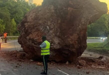 Roca de gran tamaño cae en la Autopista del Nordeste y obliga a regular el tránsito