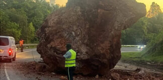 Roca de gran tamaño cae en la Autopista del Nordeste y obliga a regular el tránsito