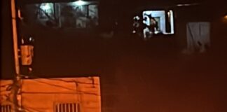 Moradores del sector Los Cajuiles en El Seibo se lanzan a las calles en protesta por los apagones