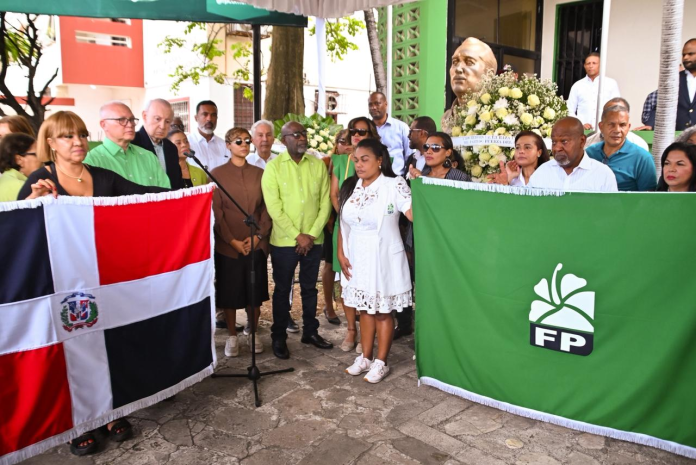 FP realiza ofrenda floral en honor a los héroes y mártires del 14 de junio