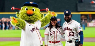 La Cónsul de RD en Houston realiza lanzamiento de honor en partido Astros