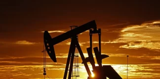 Petróleo de Texas cae un 4 % por avances en ruta del estrecho de Ormuz
