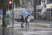 Lluvias y tronadas continuarán este viernes pese a que onda tropical se aleja
