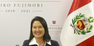 Keiko Fujimori se inviste como presidenta de Perú, noveno cambio de presidente en diez años