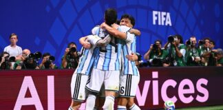 Argentina remonta en un dramático partido contra Egipto y avanza a cuartos de final
