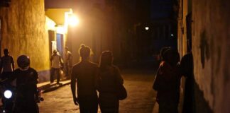 Cuba sufre tercer gran apagón en 10 días, colapsa red elèctrica