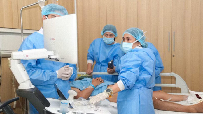 Hito médico realizan con éxito el primer trasplante de pene en este país