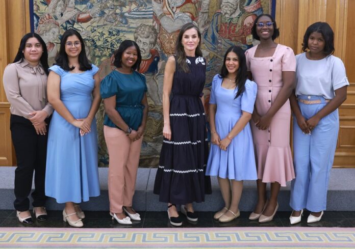 S.M.-la-Reina-con-las-becadas-dominicanas