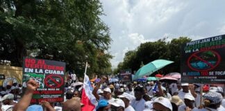 Comunitarios de La Cuaba protestan frente al Palacio Nacional en rechazo a construcción de vertedero
