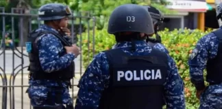 Ocupan diez paquetes de presunta cocaína a dos policías en SDE
