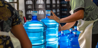 El 85% de los dominicanos paga hasta RD$1,600 al mes en galones de agua