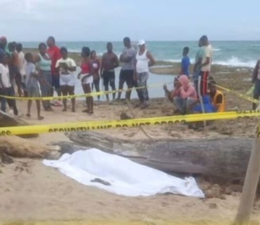 Hayan cuerpo sin vida de miembro de la Policía Nacional en aguas del mar caribe en San Pedro de Macoris