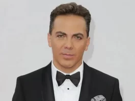 Cristian Castro se gradúa del bachillerato a los 51 años y quiere estudiar diseño industrial