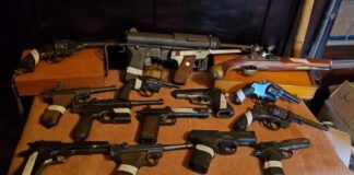 Acuden al auxilio de un anciano de 89 años y descubren un arsenal y objetos nazis