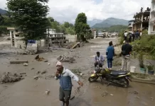 Aumentan a 55 los muertos y 403 los desaparecidos en la riada masiva en Nepal