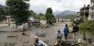 Aumentan a 55 los muertos y 403 los desaparecidos en la riada masiva en Nepal