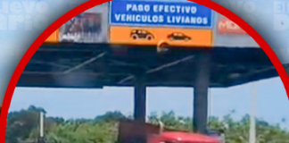 Patana se descarrila y arrastra minibús en estación de peaje de la Autovía del Este