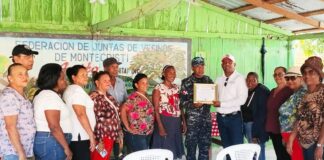 Federación de Juntas de Vecinos entrega placa de reconocimiento a oficial de la Policía en Montecristi