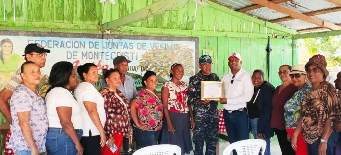 Federación de Juntas de Vecinos entrega placa de reconocimiento a oficial de la Policía en Montecristi