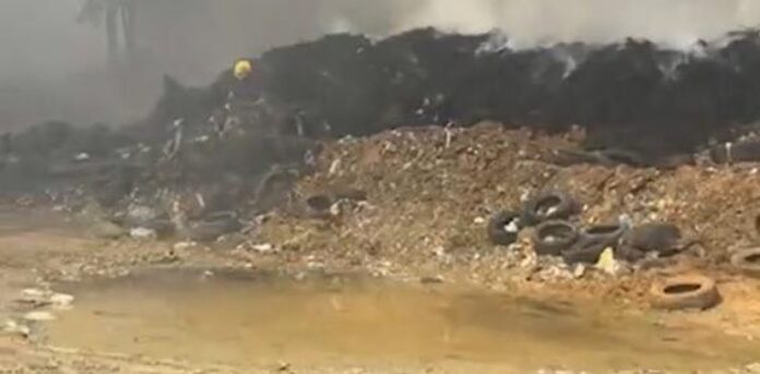 Incendio en antiguo vertedero de Cancino está controlado dice Dío Astacio; persiste intenso olor a neumático quemado