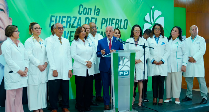 Ramon-Alvarado-junto-a-medicos-miembros-de-la-Fuerza-del-pueblo-Foto-Fuerza-del-Pueblo-1