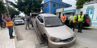 Retiran de las calles en San Pedro de Macoris vehículos mal estacionados y abandonados