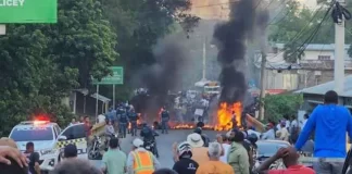 Protestas paralizan el tránsito entre Licey al Medio y Canca La Reina tras muerte de una joven
