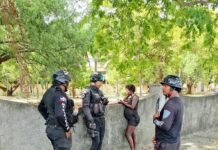 Policía Municipal interviene en caso de denuncia de mujer que se dedicaba a lanzar piedras en el malecón de San Pero de Macoris