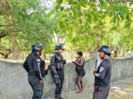 Policía Municipal interviene en caso de denuncia de mujer que se dedicaba a lanzar piedras en el malecón de San Pero de Macoris
