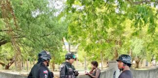 Policía Municipal interviene en caso de denuncia de mujer que se dedicaba a lanzar piedras en el malecón de San Pero de Macoris