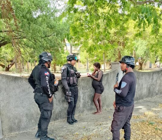 Policía Municipal interviene en caso de denuncia de mujer que se dedicaba a lanzar piedras en el malecón de San Pero de Macoris