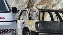 Encuentran cuerpo de un hombre totalmente calcinado junto a un vehículo incendiado en la autopista Duarte