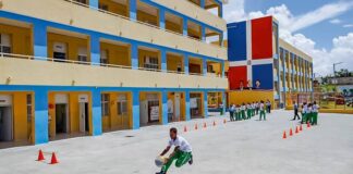 El año escolar 2026-2027 inicia hoy entre protestas y disputa por cupos
