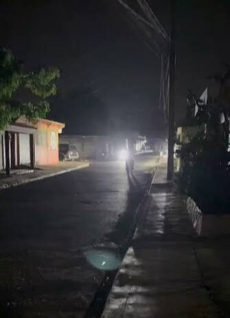 Residentes de la calle Alejandro Coradín del Pedro Justo Carrión en SPM, denuncian tres semanas sin energía eléctrica