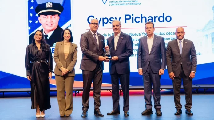 Abinader reconoce a 14 dominicanos destacados en EEUU