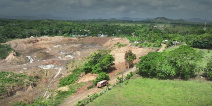 Mina sin permiso continúa operando en Monte Plata pese a intervenciones de Medio Ambiente