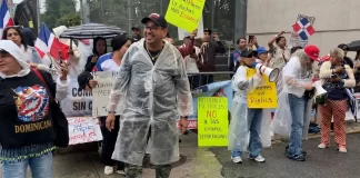 Dominicanos protestan en Nueva York durante acto presidido Luis Abinader