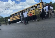 Dos muertos y dos heridos en accidente entre motocicleta y guagua amarilla en La Otra Banda-Higüey