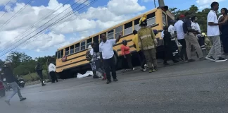Dos muertos y dos heridos en accidente entre motocicleta y guagua amarilla en La Otra Banda-Higüey