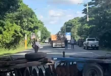 Dueños de maquinarias agrícolas de San Juan bloquean vías en reclamo del pago de RD$500 millones