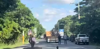 Dueños de maquinarias agrícolas de San Juan bloquean vías en reclamo del pago de RD$500 millones