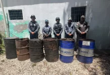PN desmantela fábrica clandestina de ron adulterado en Cabral Barahona