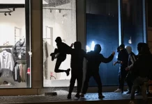 Primer ministro de Francia pide toques de queda localizados para evitar disturbios y saqueos