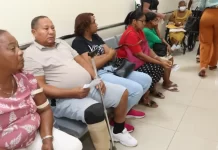 Pacientes van a distintos hospitales a consultas, pero médicos no asisten